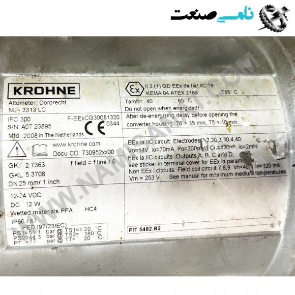 IFC300/NL-3313LC, واردات قطعات ,PEPERL FUCHS نامی صنعت,تجهیزات صنعتی,نمایندگی فروش سایر برند ها,نمایندگی فوش ایر برند های ABB,NAMISANAT,IFM,پترو شیمی ,فولاد,شرکت بازرگانی,نامی ,صنعت, سسایر سیستم ها,سیستم ها ,وکانکتور,مانیتور  ind.electronics,الکترونیک صنعتی,Encoders MEASUREMENT ,&INSTRUMENT,اندازه گیری و ابزار دقیق ind.power,برق صنعتی , Induction welding,,جوش القایی, hydraulic-pneumatic,,هیدرولیکPRODUCTS, IFC300,NL-3313LC,IFC300,NL-3313L,IFC300,NL-3313IFC300,NL-331,IFC300,NL-33,IFC300,NL-3,IFC300,NL-,IFC300,NL,IFC300,N,IFC300, MEASUREMEN & INSTRYMENT,FLOW METER,KROHNE,NAMISANAT.CO,https:,,www.namisanat.com فلومتر چیست؟ فلومتر یا دبی سنج یکی از پرمصرف ترین و کاربردی ترین تجهیزات ابزار دقیق در صنایع مختلف است که با دقت بالا، نرخ جریان سیالات (اعم از مایعات، گازها و بخارات) را در خطوط لوله اندازه گیری می کند. این دستگاه هوشمند قادر است جریان جرمی (kg,h) یا جریان حجمی (m³,h) را محاسبه کرده و از طریق سیگنال استاندارد 4 تا 20 میلی آمپر، اطلاعات را به سیستم کنترل مرکزی ارسال نماید.  این تجهیزات به ویژه در اندازه‌گیری جریان سیالات مایع، گاز و بخار اهمیت زیادی دارند و از نظر اقتصادی و فنی برای بهبود کنترل فرآیندها ضروری هستند. به طور کلی، فلومترها به عنوان تجهیزات اندازه‌گیری دبی (جریان) عمل می‌کنند و برای تعیین نرخ جریان جرمی یا حجمی سیال به کار می‌ روند. فلومترها همچنین با نام‌ های دیگری مانند دبی‌سنج، جریان سنج، کنتور و سنسور جریان نیز شناخته می‌ شوند.  فلومتر: قلب تپنده اندازه گیری جریان در صنایع فرآیندی در صنایع مدرن، دقت در اندازه گیری و کنترل جریان سیالات یک فاکتور کلیدی برای بهبود کیفیت، ایمنی و بهره وری فرآیندها محسوب می شود. انتخاب فلومتر (Flowmeter) مناسب نه تنها از حوادث غیرمنتظره جلوگیری می کند، بلکه بهینه سازی مصرف انرژی، کاهش هزینه های عملیاتی و افزایش دقت تولید را نیز به همراه دارد.  این تجهیزات به طور خاص برای اندازه‌گیری نرخ جریان حجمی یا جرمی طراحی شده‌ اند و کاربردهای گسترده‌ ای در صنایع مختلف دارند. از صنایع شیمیایی و نفت و گاز گرفته تا صنایع غذایی و دارویی، فلومترها به عنوان ابزاری حیاتی برای بهینه‌سازی فرآیندها و افزایش کارایی سیستم‌ ها مورد استفاده قرار می گیرند.   چرا اندازه گیری دقیق جریان سیالات حیاتی است؟ افزایش ایمنی فرآیندها: شناسایی نشتی ها، انسدادها و نوسانات غیرعادی جریان. کنترل هوشمند خط تولید: نظارت لحظه ای بر دبی سیالات برای جلوگیری از اتلاف مواد اولیه.  کاهش مصرف منابع با مانیتورینگ دقیق جریان در خطوط لوله. تضمین کیفیت محصول نهایی: دقت در اندازه گیری = ثبات در فرآیند تولید. بنابراین با بهبود دقت، کنترل فرآیندها، کاهش هزینه‌ ها و انطباق با استانداردها استفاده از فلومترها به یک نیاز اساسی در صنایع مختلف تبدیل شده است. انتخاب نوع مناسب فلومتر و توجه به نکات نگهداری می‌ تواند به بهینه‌ سازی عملکرد و افزایش کارایی صنایع مختلف کمک کند. هدف اصلی از خرید فلومتر افزایش دقت، صحت و وضوح اندازه‌گیری سیالات در صنایع فرآیندی است. فلومترها قادر به اندازه‌گیری حجم، سرعت و جرم سیال هستند و می‌ توانند با استفاده از محاسبات مختلف اطلاعاتی مانند جریان، فشار مطلق، اختلاف فشار، ویسکوزیته و دما را گزارش دهند. این ویژگی‌ ها به بهینه‌سازی فرآیندها و افزایش کارایی سیستم‌های صنعتی کمک می‌ کند.  جریان یا فلو (Flow) چیست ؟ بررسی اندازه‌گیری جریان نیازمند درک مناسبی از نحوه‌ی حرکت سیال است. سیستم‌های ابزار دقیق باید فرآیند سنجش را با در نظر گرفتن پروفایل جریان سیالات انجام دهند. جریان سیالات می‌ تواند الگوهای مختلفی از جمله‌ الگوی آرام، آشفته یا متلاطم، یا ترکیبی از این الگوها داشته باشد. شکل زیر مقایسه‌ای میان جریان‌های آرام (Laminar)، متلاطم (Turbulent) و انتقالی (Transitional) ارائه می‌ دهد. درجه مقاومت اصطکاکی (Frictional resistance) ایجاد شده توسط هر کدام از سه الگو بالا متفاوت است. فلو آرام کمترین مقاومت اصطکاکی را برای فوی سیال ارائه می دهد ولی فلو متلاطم باعث این مقاومت اصطکاکی بسیار بزرگی می شود.  در فلوهای انتقالی میزان گرایش فلو به هریک از الگوهای متلاطم یا آرام معیاری برای تعیین مقدار اصطکاک تولید شده آن تلقی می شود. در ادامه به معرفی شاخصه های مهم جریان می پردازیم:  ویسکوزیته (Viscosity): ویسکوزیته اندازه گیری مقاومت سیال در برابر جاری شدن است و مایعات مختلف ویسکوزیته متفاوتی دارند. همچنین میتوان گفت ویسکوزیته خاصیتی است که در مشخصات فلو آرام یا متلاطم تاثیرگذار است. دما از عوامل موثر بر ویسکوزیته سیالات است که با افزایش دما ویسکوزیته سیالات کاهش می یابد. یکی از واحدهای اندازه گیری ویسکوزیته سانتی پویز (cP) است.  عدد رینولدز (Reynolds Number): عدد رینولدز (Re) یک کمیت بدون بعد است که در مکانیک سیالات برای پیش‌بینی الگوهای جریان در موقعیت‌های مختلف جریان سیال استفاده می‌شود. رینولدز رابطه بین نیروهای اینرسی و نیروهای ویسکوز یا چسبنده  را در یک سیال را توصیف می کند. هنگامی که عدد رینولدز کمتر از 2000 باشد جریان آرام است و اگر عدد رینولدز بزرگتر از 4000 باشد جریان متلاطم و بین 2000 تا 4000 جریان گذرا یا انتقالی است