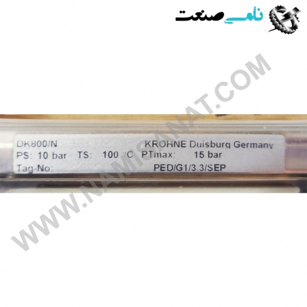 DK800/N, نحوه کار روتامتر ها عملکرد روتامتر بر اساس اصل منطقه متغیر می باشد به این صورت که عبور یک مایع از لوله ی مخروطی باعث بالا رفتن شناور شده و در این صورت منطقه ای که مایع میتواند عبور کند افزایش می یابد،هرچه جریان بزرگتر باشد شناور بالاتر می رود.سطح شناور تناسب مستقیم با رنج دبی مایع دارد و شناور متناسب با دبی مایع و ناحیه حلقوی اطرافش بالا و پایین می رود.لوله مخروطی اجازه میدهد که ناحیه حلقوی بین توپ و لوله در یک شرایط متعادل،متناسب با جریان باشد.  تعیین دقت:     دقت روتامتر توسط دقت دما و فشار و کنترل دبی وقتی در ابتدا کالیبره می شود،تعیین می شود.اگر هر تغییری در وزن و چگالی شناور به وجود بیاید بر روی خواندن رنج دبی تاثیر خواهد داشت.همچنین اگر هر تغییری که مایع را تحت تاثیر قرار می دهد به وجود آید مانند تغییر دما یا فشار،دقت روتامتر تحت تاثیر قرار می گیرد.بنابراین کالیبره روتامترها حداقل یک بار در سال مهم است تا اجازه هر تغییری که ممکن است اتفاق افتاده باشد داده شود.     تنوع طراحی و سبک :     تمام روتامترها از لوله مخروطی و شناور تشکیل شده اند اما اینکه از چه موادی ساخته شده اند و یا در کجا بهترین استفاده را دارند می تواند متفاوت باشد.لوله ها ممکن است از شیشه ،فلز یا پلاستیک ساخته شوند و ماده ی سازنده شناور هم میتواند متفاوت باشد.آنچه که در ادامه می آید می تواند اطلاعات بیشتری راجع به طراحی های مختلف روتامتر ارائه دهد:  لوله های  شیشه ای:     لوله های شیشه ای رایج ترین و قدیمی ترین طراحی روتامتر ها هستند.شیشه این روتامترها بوروسیلیکات محافظ ایمنی است که برای کارکردهای آب تا رنج دبی 60 گرم بر دقیقه و کارکردهای هوا تا رنج دبی 200 ثانیه بر ساعت ایمن است.برخی از سیالات جهت استفاده در لوله شیشه ای ایمن نیستند مانند بخار مرطوب یا آب با PH  بالا که بیش از 194 درجه فارنهایت است (که ممکن است باعث نرم شدن شیشه شود) سودسوزآور (که می تواند شیشه را حل کند) و اسید هیدروفلوئوریک (که می تواند شیشه را حکاکی کند)     لوله های فلزی:     لوله های فلزی وقتی برای روتامترها استفاده می شوند که دما و فشار بالاتر از حدی است که شیشه بتواند تحمل کند.این لوله های فلزی  معمولا از جنس استنلس استیل هستند . برای تشخیص موقعیت شناور در این لوله های فلزی ، از یک سری فالوورهای مغناطیسی در داخل لوله به همراه خوانش در قسمت بیرونی لوله استفاده می شود.لوله های فلزی را میتوان برای سیالات قلیایی داغ و قوی ،آب ،بخار،فلوئور،دوغاب، اسیدهیدروفلوئوریک ،فلزات مذاب و … استفاده کرد.     لوله های پلاستیکی:     روتامترها با لوله پلاستیکی روتامترهای نسبتا ارزان قیمت تری هستند که برای کاربردهایی با سیالات خورنده یا آب دیونیزه طراحی شده اند.لوله ی پلاستیکی می تواند از پلی سولفون، پرفلوئوروآلکوکسی (PFA) یا پلی آمید ساخته شود.     جنس شناور:     شناورها معمولاً از شیشه، فلز، پلاستیک یا فولاد ضد زنگ برای مقاومت در برابر خوردگی ساخته می شوند. سایر مواد شناور عبارتند از یاقوت کبود، کربولوی و تانتالیوم.  مزایای روتامتر مزایای زیادی در خصوص استفاده روتامتر به جای فلومترهای پیچیده تر وجود دارد،این مزایا عبارتند از:  -روتامترها دستگاههای غیر پیچیده ای هستند که با مواد ارزان قیمت تر ساخته می شوند از این رو مقرون به صرفه هستند.  -روتامترها را میتوان در مناطقی نصب کرد که استحکام زیادی ندارند زیرا روتامتر تنها بر روی خواص سیال و گرانش خودش عمل می کند.  -روتامتر ها را به سادگی میتوان توسط اتصالات استاندارد و یا یک تابلو روی سیستمهای لوله کشی موجود نصب کرد.  -مقیاس روتامتر برای اندازه گیری خطی است زیرا رنج دبی بر اساس تغییرات سطح می باشد و این بدین معنی است که می توانید روی خوانش دقیق در تمام محدوده رنجی حساب کنید.  -اگر یک روتامتر به درستی نگهداری شود میتوان انتظار تکرار پذیری بالا و پایدار را از آن داشت.  -روتامترهای کوچک تر معمولا فقط چند اینچ افت فشار ستون آب دارند و این به این معناست که می توان روتامترهای کوچک را تقریبا در هر نقطه از فرآیند نصب کرد و همچنین افت فشار کمتر به معنای نیاز به پمپهای کوچکتر است که می تواند به معنای هزینه پمپاژ کمتر باشد.  معایب روتامتر استفاده از روتامترها برخی معایب هم دارد که میتوان به شرح زیر نام برد:  -روتامترها باید به صورت عمودی نصب شوند زیرا از گرانش برای اندازه گیری دبی استفاده می کنند.  -اگر سیال کدر و مات باشد ممکن است شناور از طریق لوله شفاف قابل مشاهده نباشد.  -مقیاس روی روتامتر تنها برای یک سیال با مشخصات خاص و شرایطی که روتامتر درآن کالیبره شده است معتبر می باشد و این به این معنی است که در صورت تغییر سیال یا شرایط روتامتر باید مجددا کالیبره شود.  -تطبیق روتامترها برای خواندن ماشینی می تواند چالش برانگیز باشد لذا گاهی از شناورهای مغناطیسی برای این منظور استفاده می شود  نتیجه گیری روتامتر ها برای اندازه گیری دبی سیالات در سیستمهای لوله کشی بسیار مقرون به صرفه و کاربردی هستند .استفاده از روتامترها در بسیاری صنایع گسترش می یابد زیرا این دستگاهها هنوز هم اقتصادی ترین راه برای اندازه گیری دبی سیالات از کمترین دبی تا بیشترین دبی می باشند.