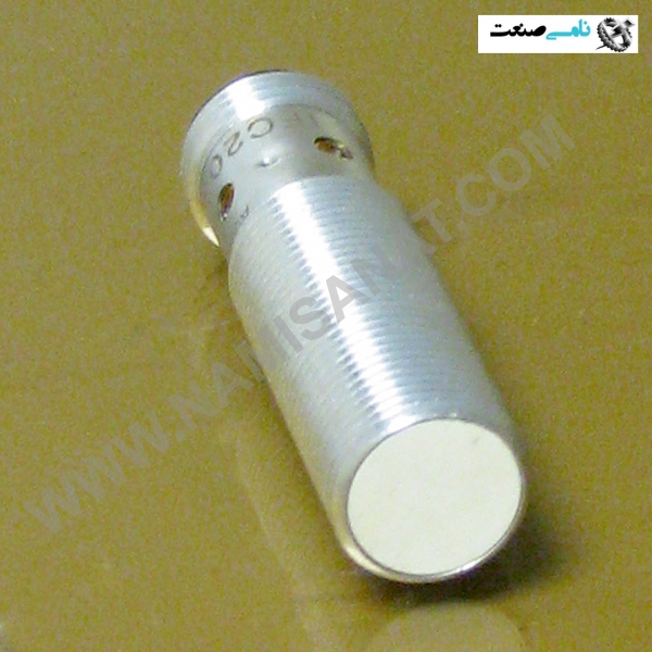 IFC204, واردات قطعات ,PEPERL FUCHS نامی صنعت,تجهیزات صنعتی,نمایندگی فروش سایر برند ها,نمایندگی فوش ایر برند های ABB,NAMISANAT,IFM,پترو شیمی ,فولاد,شرکت بازرگانی,نامی ,صنعت, سسایر سیستم ها,سیستم ها ,وکانکتور,مانیتور  ind.electronics,الکترونیک صنعتی,Encoders MEASUREMENT ,&INSTRUMENT,اندازه گیری و ابزار دقیق ind.power,برق صنعتی , Induction welding,,جوش القایی, hydraulic-pneumatic,,, هیدرولیک ,IFM,IFM ELECTRONIC,SENSOR,PHOTOELECTRIC,IFC204,IFC20,IFC2,IFC2,IFCSENSOR,MEASUREMENT & INSTRUMENT,INDUCTIVE SENSOR, TEMPERATURE SENSOR, PRESSURE SENSOR, PHOTOELECTRIC SENSOR, PROXIMITY SENSOR, FLOW SENSOR,Diffuse reflection sensor with background suppression,NAMISANAT.COM,https:,,www.namisanat.com,per, ای اف ام, ای اف ام الکترونیک, ای اف ام الکترونیک,ابزار دقیق و اندازه گیری,سنسور القایی,سنسور دما ,سنسور فشار,سنسور فتو الکتریک,سنسور چشمی,سنسور ای اف ام,سنسور چشمی ای اف ام الکترونیک,سنسور مجاورت,سنسور جریان,سنسور انعکاس پراکنده با سرکوب پس زمینه,  سنسور فتو الکتریک یا سنسور نوری، جهت تشخیص فاصله، حضور یا عدم حضور یک جسم مورد استفاده قرار می گیرد. این سنسور از یک فرستنده نوری و یک گیرنده فتوالکتریک، تشکیل شده است که در صنایع بسیاری مورد استفاده قرار می گیرد.  هایپر صنعت فامکو سه نوع پر کاربرد این سنسور از لحاظ نوع کاربری به شرح زیر می باشد به مشتریان عزیر ارائه می نماید:  سنسور نوری (دو طرفه through beam) سنسور نوری (آینه‌ای retro-reflective) سنسور نوری (یک طرفه Diffuse-reflective) سنسور فتوالکتریک نوعی سنسور نوری است که از تابش و بازتاب نور برای تشخیص حضور یا عدم حضور یک شیء استفاده می‌کند. این سنسورها از دو بخش اصلی تشکیل شده‌اند: منبع نور و آشکارساز نوری. منبع نور بسمت شیء تابیده می‌شود و بازتاب یا قطع شدن آن توسط آشکارساز نوری تشخیص داده می‌شود سنسورهای پرتوی مستقیم (Through-beam) در سنسورهای پرتوی مستقیم، فرستنده و گیرنده در دو نقطه مقابل هم قرار می‌گیرند و یک پرتوی نور بین آن‌ها ارسال می‌شود. وقتی یک شیء این پرتو را قطع کند، گیرنده، تغییر در شدت نور را تشخیص می‌دهد و سیگنالی ارسال می‌کند که نشان‌دهنده حضور شیء است.     سنسورهای بازتابی (Retro-reflective) در سنسورهای بازتابی، فرستنده و گیرنده در یک نقطه قرار دارند و یک بازتابنده در مقابل آن‌ها قرار می‌گیرد. نور از فرستنده به بازتابنده می‌رسد و به گیرنده بازمی‌گردد. وقتی یک شیء این پرتو را قطع کند، گیرنده، تغییر در شدت نور بازتابی را تشخیص می‌دهد و سیگنالی ارسال می‌کند.     سنسورهای پراکنده (Diffuse) در سنسورهای پراکنده، فرستنده و گیرنده در یک نقطه قرار دارند و نور از فرستنده به شیء برخورد کرده و به گیرنده بازمی‌گردد. وقتی یک شیء در مسیر نور قرار گیرد، گیرنده، تغییر در شدت نور بازتابی را تشخیص می‌دهد و سیگنالی ارسال می‌کند اجزای سنسورهای فوتوالکتریک سنسورهای فوتوالکتریک از اجزای مختلفی تشکیل شده‌اند که هر‌کدام نقش مهمی در عملکرد کلی این دستگاه‌ها ایفا می‌کنند. در ادامه، به هر یک از این اجزا و نقش آن‌ها در عملکرد سنسورهای فوتوالکتریک خواهیم پرداخت:        فرستنده نور فرستنده نور، بخشی از سنسور است که نور را تولید و ارسال می‌کند. این نور معمولاً مادون قرمز یا قرمز مرئی است و به‌سمت شیء مورد‌نظر ارسال می‌شود. فرستنده‌ها معمولاً از دیودهای نوری (LED) یا لیزرها برای تولید نور استفاده می‌کنند. همچنین، انتخاب منبع نور بستگی به عواملی نظیر طول موج و شدت نور دارد.     گیرنده نور گیرنده نور، بخشی از سنسور است که نور بازتابی یا قطع شده را دریافت می‌کند. این گیرنده‌ها معمولاً از فوتوترانزیستورها یا فتودیودها تشکیل شده‌اند که تغییرات در شدت نور را تشخیص می‌دهند و آن را به سیگنال‌های الکتریکی تبدیل می‌کنند. گیرنده‌ها باید به‌گونه‌ای طراحی شوند که بتوانند نور ارسال شده توسط فرستنده را به‌درستی تشخیص دهند.     مدار تقویت‌کننده مدار تقویت‌کننده، وظیفه تقویت سیگنال‌های دریافتی از گیرنده را بر‌عهده دارد. این مدارها سیگنال‌های ضعیف را تقویت می‌کنند تا بتوانند به‌درستی پردازش شده و به خروجی‌های قابل استفاده تبدیل شوند. همچنین، تقویت‌کننده‌ها نقش حیاتی در افزایش دقت و قابلیت اطمینان سنسورهای فوتوالکتریک دارند.     خروجی بخش خروجی سنسور، سیگنال‌های تقویت شده را به خروجی‌های قابل استفاده تبدیل می‌کند. این خروجی‌ها می‌توانند به‌صورت دیجیتال یا آنالوگ باشند و برای کنترل دستگاه‌های مختلف هم‌چون رله‌ها، لامپ‌ها یا سیستم‌های کنترلی استفاده شوند. همچنین، خروجی‌ها نقش مهمی در ارتباط سنسور با سایر اجزای سیستم دارند.     کاربردهای سنسورهای فوتوالکتریک سنسورهای فوتوالکتریک به‌دلیل دقت بالا و قابلیت اطمینان در شرایط مختلف محیطی، در صنایع مختلف کاربردهای گسترده‌ای دارند. این سنسورها می‌توانند به‌طور موثری در تشخیص و کنترل فرآیندهای مختلف به‌کار گرفته شوند. در ادامه، به بررسی برخی از کاربردهای مهم سنسورهای فوتوالکتریک در صنایع مختلف پرداخته‌ایم:     صنعت خودروسازی در صنعت خودروسازی، سنسورهای فوتوالکتریک برای تشخیص و شمارش قطعات در خطوط تولید و مونتاژ استفاده می‌شوند. این سنسورها می‌توانند به‌دقت حضور یا عدم حضور قطعات را تشخیص دهند و به سیستم‌های کنترلی اطلاع دهند تا فرآیند تولید به‌صورت خودکار و بدون وقفه ادامه یابد. همچنین، این سنسورها در سیستم‌های کنترل کیفیت برای بررسی دقیق قطعات و اطمینان از مطابقت آن‌ها با استانداردهای تعیین شده به‌کار می‌روند.     صنعت بسته‌بندی در صنعت بسته‌بندی، سنسورهای فوتوالکتریک برای تشخیص حضور بسته‌ها و کنترل فرآیند بسته‌بندی استفاده می‌شوند. این سنسورها می‌توانند به‌دقت تعداد بسته‌ها را شمارش کنند و از صحت و کامل بودن فرآیند بسته‌بندی اطمینان حاصل نمایند. همچنین، در سیستم‌های اتوماسیون بسته‌بندی، این سنسورها نقش مهمی در هماهنگی بین دستگاه‌های مختلف و جلوگیری از تداخل و اشتباهات دارند.     سیستم های امنیتی سنسورهای فوتوالکتریک در سیستم‌های امنیتی برای تشخیص ورود غیرمجاز به مناطق حفاظت شده استفاده می‌شوند. این سنسورها می‌توانند به‌سرعت حضور افراد یا اشیاء را تشخیص داده و به سیستم‌های هشداردهنده اطلاع دهند. این ویژگی‌ها باعث می‌شود که سنسورهای فوتوالکتریک به‌عنوان یکی از ابزارهای اصلی در سیستم‌های امنیتی و نظارتی به‌کار گرفته شوند.     صنعت داروسازی در صنعت داروسازی، سنسورهای فوتوالکتریک برای کنترل دقیق فرآیندهای تولید و بسته‌بندی داروها استفاده می‌شوند. این سنسورها می‌توانند به‌دقت تعداد و موقعیت قرص‌ها و کپسول‌ها را تشخیص دهند و از صحت و کامل بودن بسته‌بندی‌ها اطمینان حاصل کنند. همچنین، در سیستم‌های اتوماسیون داروسازی، این سنسورها نقش مهمی در هماهنگی بین دستگاه‌های مختلف و جلوگیری از تداخل و اشتباهات دارند.     مزایای سنسورهای فوتوالکتریک سنسورهای فوتوالکتریک دارای مزایای متعددی هستند که آن‌ها را به یکی از ابزارهای اصلی در سیستم‌های اتوماسیون و کنترل صنعتی تبدیل کرده است. در ادامه، به این مزایا اشاره کرده‌ایم:  دقت بالا: یکی از مهم‌ترین مزایای سنسورهای فوتوالکتریک دقت بالای آن‌ها در تشخیص اشیاء است. این سنسورها می‌توانند به‌دقت حضور یا عدم حضور اشیاء را در فاصله‌های مختلف تشخیص دهند، حتی اگر اشیاء دارای رنگ‌ها یا سطوح مختلف باشند. این ویژگی باعث می‌شود که سنسورهای فوتوالکتریک در کاربردهایی که نیاز به‌دقت بالا دارند، هم‌چون خطوط تولید و مونتاژ، بسیار مفید باشند. سرعت پاسخ‌دهی بالا: سنسورهای فوتوالکتریک دارای سرعت پاسخ‌دهی بسیار بالایی هستند که به آن‌ها اجازه می‌دهد به‌سرعت تغییرات در محیط را تشخیص دهند و واکنش نشان دهند. این ویژگی به‌ویژه در کاربردهایی که نیاز به واکنش سریع دارند، هم‌چون سیستم‌های امنیتی و کنترل فرآیندهای صنعتی، بسیار مهم است. قابلیت اطمینان بالا: سنسورهای فوتوالکتریک دارای قابلیت اطمینان بالا در شرایط مختلف محیطی هستند. این سنسورها می‌توانند در محیط‌های صنعتی با شرایط سخت هم‌جون گرد و غبار، رطوبت و دماهای بالا به‌خوبی عمل کنند. این ویژگی باعث می‌شود که سنسورهای فوتوالکتریک به‌عنوان یکی از ابزارهای اصلی در بهبود کارایی و ایمنی فرآیندهای صنعتی شناخته شوند. نصب و نگهداری آسان: سنسورهای فوتوالکتریک به‌دلیل طراحی ساده و کارآمد، نصب و نگهداری آسانی دارند. این سنسورها معمولاً نیاز به تنظیمات پیچیده ندارند و می‌توانند به‌سرعت و به‌راحتی در سیستم‌های مختلف نصب شوند. همچنین، نگهداری این سنسورها شامل تمیز کردن منظم فرستنده و گیرنده برای جلوگیری از تجمع گرد و غبار و آلودگی است. انعطاف‌پذیری در کاربردها: سنسورهای فوتوالکتریک به‌دلیل تنوع در انواع و مدل‌های مختلف، قابلیت استفاده در کاربردهای متنوعی را دارند. این سنسورها می‌توانند در صنایع مختلف از جمله خودروسازی، بسته‌بندی، امنیت و داروسازی به‌کار گرفته شوند و به‌دقت و کارایی فرآیندهای مختلف کمک کنند.    کلام آخر سنسورهای فوتوالکتریک ابزارهای پیشرفته‌ای هستند که با استفاده از تکنولوژی نور، توانایی تشخیص فاصله، حضور یا عدم حضور اشیاء را دارند. این سنسورها به‌دلیل دقت بالا، سرعت پاسخ‌دهی سریع و قابلیت اطمینان در شرایط مختلف محیطی، به‌طور گسترده‌ای در صنایع مختلف از جمله خودروسازی، بسته‌بندی، امنیت و داروسازی استفاده می‌شوند.  اجزای اصلی این سنسورها شامل فرستنده نور، گیرنده نور، مدار تقویت‌کننده و خروجی هستند که هر کدام نقش حیاتی در عملکرد کلی دستگاه ایفا می‌کنند. انواع مختلف سنسورهای فوتوالکتریک، از جمله سنسورهای پرتوی مستقیم، بازتابی و پراکنده، هر کدام برای کاربردهای خاصی طراحی شده‌اند و مزایای منحصر به‌فردی دارند.  به‌طور کلی، سنسورهای فوتوالکتریک با ارائه دقت و قابلیت اطمینان بالا، نقش مهمی در بهبود کارایی و ایمنی فرآیندهای صنعتی ایفا می‌کنند. این سنسورها با توانایی تشخیص دقیق و سریع، به‌عنوان یکی از ابزارهای اصلی در سیستم‌های اتوماسیون و کنترل صنعتی شناخته می‌شوند.     سوالات متداول 1. چگونه می‌توان سنسورهای فوتوالکتریک را نصب کرد؟  نصب سنسورهای فوتوالکتریک بستگی به نوع سنسور و کاربرد آن دارد. برای سنسورهای پرتوی مستقیم، فرستنده و گیرنده باید در دو نقطه مقابل هم قرار گیرند. برای سنسورهای بازتابی، فرستنده و گیرنده در یک نقطه قرار دارند و یک بازتابنده در مقابل آن‌ها قرار می‌گیرد. برای سنسورهای پراکنده، فرستنده و گیرنده در یک نقطه قرار دارند و نور به‌سمت شیء ارسال می‌شود.     2. چگونه می‌توان از سنسورهای فوتوالکتریک نگهداری کرد؟  نگهداری سنسورهای فوتوالکتریک شامل تمیز کردن منظم فرستنده و گیرنده برای جلوگیری از تجمع گرد و غبار و آلودگی است. همچنین، بررسی و تنظیم دقیق سنسورها برای اطمینان از عملکرد صحیح آن‌ها ضروری است.     3. چگونه می‌توان سنسورهای فوتوالکتریک را تنظیم کرد؟  تنظیم سنسورهای فوتوالکتریک بستگی به نوع سنسور و کاربرد آن دارد. برای تنظیم این سنسورها، ابتدا باید فرستنده و گیرنده را به‌درستی در محل مورد‌نظر نصب کنید. سپس با استفاده از تنظیمات موجود در سنسور، می‌توانید حساسیت و فاصله تشخیص را تنظیم کنید. برخی از سنسورها دارای دکمه‌ها یا پیچ‌های تنظیم هستند که به شما اجازه می‌دهند پارامترهای مختلف را به‌دقت تنظیم کنید.     4. چگونه می‌توان مشکلات سنسورهای فوتوالکتریک را عیب‌یابی کرد؟  برای عیب‌یابی سنسورهای فوتوالکتریک، ابتدا باید از تمیز بودن فرستنده و گیرنده اطمینان حاصل کنید. گرد و غبار و آلودگی می‌تواند عملکرد سنسور را مختل کند. سپس بررسی کنید که آیا سنسور به‌درستی نصب شده و تنظیمات آن صحیح است. اگر مشکل همچنان باقی است، می‌توانید از دستگاه‌های تست و ابزارهای عیب‌یابی استفاده کنید تا مشکلات الکتریکی یا مکانیکی را شناسایی کنید.     5. چه عواملی می‌توانند بر عملکرد سنسورهای فوتوالکتریک تأثیر بگذارند؟  عوامل مختلفی از جمله گرد و غبار، رطوبت، دما و نور محیط می‌توانند بر عملکرد سنسورهای فوتوالکتریک تأثیر بگذارند. همچنین، اشیاء با سطوح بازتابی یا شفاف می‌توانند باعث اختلال در عملکرد سنسور شوند. برای بهبود عملکرد سنسور، می‌توانید از محافظ‌ها و فیلترهای مناسب استفاده کرده و سنسور را در محیط‌های مناسب نصب کنید