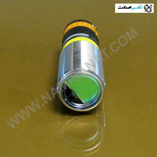 OID202, واردات قطعات ,PEPERL FUCHS نامی صنعت,تجهیزات صنعتی,نمایندگی فروش سایر برند ها,نمایندگی فوش ایر برند های ABB,NAMISANAT,IFM,پترو شیمی ,فولاد,شرکت بازرگانی,نامی ,صنعت, سسایر سیستم ها,سیستم ها ,وکانکتور,مانیتور  ind.electronics,الکترونیک صنعتی,Encoders MEASUREMENT ,&INSTRUMENT,اندازه گیری و ابزار دقیق ind.power,برق صنعتی , Induction welding,,جوش القایی, hydraulic-pneumatic,,, هیدرولیک ,IFM,IFM ELECTRONIC,SENSOR,PHOTOELECTRIC,OID202,OID20,OID2,OID,SENSOR,MEASUREMENT & INSTRUMENT,INDUCTIVE SENSOR, TEMPERATURE SENSOR, PRESSURE SENSOR, PHOTOELECTRIC SENSOR, PROXIMITY SENSOR, FLOW SENSOR,Diffuse reflection sensor with background suppression,NAMISANAT.COM,https:,,www.namisanat.com,per, ای اف ام, ای اف ام الکترونیک, ای اف ام الکترونیک,ابزار دقیق و اندازه گیری,سنسور القایی,سنسور دما ,سنسور فشار,سنسور فتو الکتریک,سنسور چشمی,سنسور ای اف ام,سنسور چشمی ای اف ام الکترونیک,سنسور مجاورت,سنسور جریان,سنسور انعکاس پراکنده با سرکوب پس زمینه,  سنسور فتو الکتریک یا سنسور نوری، جهت تشخیص فاصله، حضور یا عدم حضور یک جسم مورد استفاده قرار می گیرد. این سنسور از یک فرستنده نوری و یک گیرنده فتوالکتریک، تشکیل شده است که در صنایع بسیاری مورد استفاده قرار می گیرد.  هایپر صنعت فامکو سه نوع پر کاربرد این سنسور از لحاظ نوع کاربری به شرح زیر می باشد به مشتریان عزیر ارائه می نماید:  سنسور نوری (دو طرفه through beam) سنسور نوری (آینه‌ای retro-reflective) سنسور نوری (یک طرفه Diffuse-reflective) سنسور فتوالکتریک نوعی سنسور نوری است که از تابش و بازتاب نور برای تشخیص حضور یا عدم حضور یک شیء استفاده می‌کند. این سنسورها از دو بخش اصلی تشکیل شده‌اند: منبع نور و آشکارساز نوری. منبع نور بسمت شیء تابیده می‌شود و بازتاب یا قطع شدن آن توسط آشکارساز نوری تشخیص داده می‌شود سنسورهای پرتوی مستقیم (Through-beam) در سنسورهای پرتوی مستقیم، فرستنده و گیرنده در دو نقطه مقابل هم قرار می‌گیرند و یک پرتوی نور بین آن‌ها ارسال می‌شود. وقتی یک شیء این پرتو را قطع کند، گیرنده، تغییر در شدت نور را تشخیص می‌دهد و سیگنالی ارسال می‌کند که نشان‌دهنده حضور شیء است.     سنسورهای بازتابی (Retro-reflective) در سنسورهای بازتابی، فرستنده و گیرنده در یک نقطه قرار دارند و یک بازتابنده در مقابل آن‌ها قرار می‌گیرد. نور از فرستنده به بازتابنده می‌رسد و به گیرنده بازمی‌گردد. وقتی یک شیء این پرتو را قطع کند، گیرنده، تغییر در شدت نور بازتابی را تشخیص می‌دهد و سیگنالی ارسال می‌کند.     سنسورهای پراکنده (Diffuse) در سنسورهای پراکنده، فرستنده و گیرنده در یک نقطه قرار دارند و نور از فرستنده به شیء برخورد کرده و به گیرنده بازمی‌گردد. وقتی یک شیء در مسیر نور قرار گیرد، گیرنده، تغییر در شدت نور بازتابی را تشخیص می‌دهد و سیگنالی ارسال می‌کند اجزای سنسورهای فوتوالکتریک سنسورهای فوتوالکتریک از اجزای مختلفی تشکیل شده‌اند که هر‌کدام نقش مهمی در عملکرد کلی این دستگاه‌ها ایفا می‌کنند. در ادامه، به هر یک از این اجزا و نقش آن‌ها در عملکرد سنسورهای فوتوالکتریک خواهیم پرداخت:        فرستنده نور فرستنده نور، بخشی از سنسور است که نور را تولید و ارسال می‌کند. این نور معمولاً مادون قرمز یا قرمز مرئی است و به‌سمت شیء مورد‌نظر ارسال می‌شود. فرستنده‌ها معمولاً از دیودهای نوری (LED) یا لیزرها برای تولید نور استفاده می‌کنند. همچنین، انتخاب منبع نور بستگی به عواملی نظیر طول موج و شدت نور دارد.     گیرنده نور گیرنده نور، بخشی از سنسور است که نور بازتابی یا قطع شده را دریافت می‌کند. این گیرنده‌ها معمولاً از فوتوترانزیستورها یا فتودیودها تشکیل شده‌اند که تغییرات در شدت نور را تشخیص می‌دهند و آن را به سیگنال‌های الکتریکی تبدیل می‌کنند. گیرنده‌ها باید به‌گونه‌ای طراحی شوند که بتوانند نور ارسال شده توسط فرستنده را به‌درستی تشخیص دهند.     مدار تقویت‌کننده مدار تقویت‌کننده، وظیفه تقویت سیگنال‌های دریافتی از گیرنده را بر‌عهده دارد. این مدارها سیگنال‌های ضعیف را تقویت می‌کنند تا بتوانند به‌درستی پردازش شده و به خروجی‌های قابل استفاده تبدیل شوند. همچنین، تقویت‌کننده‌ها نقش حیاتی در افزایش دقت و قابلیت اطمینان سنسورهای فوتوالکتریک دارند.     خروجی بخش خروجی سنسور، سیگنال‌های تقویت شده را به خروجی‌های قابل استفاده تبدیل می‌کند. این خروجی‌ها می‌توانند به‌صورت دیجیتال یا آنالوگ باشند و برای کنترل دستگاه‌های مختلف هم‌چون رله‌ها، لامپ‌ها یا سیستم‌های کنترلی استفاده شوند. همچنین، خروجی‌ها نقش مهمی در ارتباط سنسور با سایر اجزای سیستم دارند.     کاربردهای سنسورهای فوتوالکتریک سنسورهای فوتوالکتریک به‌دلیل دقت بالا و قابلیت اطمینان در شرایط مختلف محیطی، در صنایع مختلف کاربردهای گسترده‌ای دارند. این سنسورها می‌توانند به‌طور موثری در تشخیص و کنترل فرآیندهای مختلف به‌کار گرفته شوند. در ادامه، به بررسی برخی از کاربردهای مهم سنسورهای فوتوالکتریک در صنایع مختلف پرداخته‌ایم:     صنعت خودروسازی در صنعت خودروسازی، سنسورهای فوتوالکتریک برای تشخیص و شمارش قطعات در خطوط تولید و مونتاژ استفاده می‌شوند. این سنسورها می‌توانند به‌دقت حضور یا عدم حضور قطعات را تشخیص دهند و به سیستم‌های کنترلی اطلاع دهند تا فرآیند تولید به‌صورت خودکار و بدون وقفه ادامه یابد. همچنین، این سنسورها در سیستم‌های کنترل کیفیت برای بررسی دقیق قطعات و اطمینان از مطابقت آن‌ها با استانداردهای تعیین شده به‌کار می‌روند.     صنعت بسته‌بندی در صنعت بسته‌بندی، سنسورهای فوتوالکتریک برای تشخیص حضور بسته‌ها و کنترل فرآیند بسته‌بندی استفاده می‌شوند. این سنسورها می‌توانند به‌دقت تعداد بسته‌ها را شمارش کنند و از صحت و کامل بودن فرآیند بسته‌بندی اطمینان حاصل نمایند. همچنین، در سیستم‌های اتوماسیون بسته‌بندی، این سنسورها نقش مهمی در هماهنگی بین دستگاه‌های مختلف و جلوگیری از تداخل و اشتباهات دارند.     سیستم های امنیتی سنسورهای فوتوالکتریک در سیستم‌های امنیتی برای تشخیص ورود غیرمجاز به مناطق حفاظت شده استفاده می‌شوند. این سنسورها می‌توانند به‌سرعت حضور افراد یا اشیاء را تشخیص داده و به سیستم‌های هشداردهنده اطلاع دهند. این ویژگی‌ها باعث می‌شود که سنسورهای فوتوالکتریک به‌عنوان یکی از ابزارهای اصلی در سیستم‌های امنیتی و نظارتی به‌کار گرفته شوند.     صنعت داروسازی در صنعت داروسازی، سنسورهای فوتوالکتریک برای کنترل دقیق فرآیندهای تولید و بسته‌بندی داروها استفاده می‌شوند. این سنسورها می‌توانند به‌دقت تعداد و موقعیت قرص‌ها و کپسول‌ها را تشخیص دهند و از صحت و کامل بودن بسته‌بندی‌ها اطمینان حاصل کنند. همچنین، در سیستم‌های اتوماسیون داروسازی، این سنسورها نقش مهمی در هماهنگی بین دستگاه‌های مختلف و جلوگیری از تداخل و اشتباهات دارند.     مزایای سنسورهای فوتوالکتریک سنسورهای فوتوالکتریک دارای مزایای متعددی هستند که آن‌ها را به یکی از ابزارهای اصلی در سیستم‌های اتوماسیون و کنترل صنعتی تبدیل کرده است. در ادامه، به این مزایا اشاره کرده‌ایم:  دقت بالا: یکی از مهم‌ترین مزایای سنسورهای فوتوالکتریک دقت بالای آن‌ها در تشخیص اشیاء است. این سنسورها می‌توانند به‌دقت حضور یا عدم حضور اشیاء را در فاصله‌های مختلف تشخیص دهند، حتی اگر اشیاء دارای رنگ‌ها یا سطوح مختلف باشند. این ویژگی باعث می‌شود که سنسورهای فوتوالکتریک در کاربردهایی که نیاز به‌دقت بالا دارند، هم‌چون خطوط تولید و مونتاژ، بسیار مفید باشند. سرعت پاسخ‌دهی بالا: سنسورهای فوتوالکتریک دارای سرعت پاسخ‌دهی بسیار بالایی هستند که به آن‌ها اجازه می‌دهد به‌سرعت تغییرات در محیط را تشخیص دهند و واکنش نشان دهند. این ویژگی به‌ویژه در کاربردهایی که نیاز به واکنش سریع دارند، هم‌چون سیستم‌های امنیتی و کنترل فرآیندهای صنعتی، بسیار مهم است. قابلیت اطمینان بالا: سنسورهای فوتوالکتریک دارای قابلیت اطمینان بالا در شرایط مختلف محیطی هستند. این سنسورها می‌توانند در محیط‌های صنعتی با شرایط سخت هم‌جون گرد و غبار، رطوبت و دماهای بالا به‌خوبی عمل کنند. این ویژگی باعث می‌شود که سنسورهای فوتوالکتریک به‌عنوان یکی از ابزارهای اصلی در بهبود کارایی و ایمنی فرآیندهای صنعتی شناخته شوند. نصب و نگهداری آسان: سنسورهای فوتوالکتریک به‌دلیل طراحی ساده و کارآمد، نصب و نگهداری آسانی دارند. این سنسورها معمولاً نیاز به تنظیمات پیچیده ندارند و می‌توانند به‌سرعت و به‌راحتی در سیستم‌های مختلف نصب شوند. همچنین، نگهداری این سنسورها شامل تمیز کردن منظم فرستنده و گیرنده برای جلوگیری از تجمع گرد و غبار و آلودگی است. انعطاف‌پذیری در کاربردها: سنسورهای فوتوالکتریک به‌دلیل تنوع در انواع و مدل‌های مختلف، قابلیت استفاده در کاربردهای متنوعی را دارند. این سنسورها می‌توانند در صنایع مختلف از جمله خودروسازی، بسته‌بندی، امنیت و داروسازی به‌کار گرفته شوند و به‌دقت و کارایی فرآیندهای مختلف کمک کنند.    کلام آخر سنسورهای فوتوالکتریک ابزارهای پیشرفته‌ای هستند که با استفاده از تکنولوژی نور، توانایی تشخیص فاصله، حضور یا عدم حضور اشیاء را دارند. این سنسورها به‌دلیل دقت بالا، سرعت پاسخ‌دهی سریع و قابلیت اطمینان در شرایط مختلف محیطی، به‌طور گسترده‌ای در صنایع مختلف از جمله خودروسازی، بسته‌بندی، امنیت و داروسازی استفاده می‌شوند.  اجزای اصلی این سنسورها شامل فرستنده نور، گیرنده نور، مدار تقویت‌کننده و خروجی هستند که هر کدام نقش حیاتی در عملکرد کلی دستگاه ایفا می‌کنند. انواع مختلف سنسورهای فوتوالکتریک، از جمله سنسورهای پرتوی مستقیم، بازتابی و پراکنده، هر کدام برای کاربردهای خاصی طراحی شده‌اند و مزایای منحصر به‌فردی دارند.  به‌طور کلی، سنسورهای فوتوالکتریک با ارائه دقت و قابلیت اطمینان بالا، نقش مهمی در بهبود کارایی و ایمنی فرآیندهای صنعتی ایفا می‌کنند. این سنسورها با توانایی تشخیص دقیق و سریع، به‌عنوان یکی از ابزارهای اصلی در سیستم‌های اتوماسیون و کنترل صنعتی شناخته می‌شوند.     سوالات متداول 1. چگونه می‌توان سنسورهای فوتوالکتریک را نصب کرد؟  نصب سنسورهای فوتوالکتریک بستگی به نوع سنسور و کاربرد آن دارد. برای سنسورهای پرتوی مستقیم، فرستنده و گیرنده باید در دو نقطه مقابل هم قرار گیرند. برای سنسورهای بازتابی، فرستنده و گیرنده در یک نقطه قرار دارند و یک بازتابنده در مقابل آن‌ها قرار می‌گیرد. برای سنسورهای پراکنده، فرستنده و گیرنده در یک نقطه قرار دارند و نور به‌سمت شیء ارسال می‌شود.     2. چگونه می‌توان از سنسورهای فوتوالکتریک نگهداری کرد؟  نگهداری سنسورهای فوتوالکتریک شامل تمیز کردن منظم فرستنده و گیرنده برای جلوگیری از تجمع گرد و غبار و آلودگی است. همچنین، بررسی و تنظیم دقیق سنسورها برای اطمینان از عملکرد صحیح آن‌ها ضروری است.     3. چگونه می‌توان سنسورهای فوتوالکتریک را تنظیم کرد؟  تنظیم سنسورهای فوتوالکتریک بستگی به نوع سنسور و کاربرد آن دارد. برای تنظیم این سنسورها، ابتدا باید فرستنده و گیرنده را به‌درستی در محل مورد‌نظر نصب کنید. سپس با استفاده از تنظیمات موجود در سنسور، می‌توانید حساسیت و فاصله تشخیص را تنظیم کنید. برخی از سنسورها دارای دکمه‌ها یا پیچ‌های تنظیم هستند که به شما اجازه می‌دهند پارامترهای مختلف را به‌دقت تنظیم کنید.     4. چگونه می‌توان مشکلات سنسورهای فوتوالکتریک را عیب‌یابی کرد؟  برای عیب‌یابی سنسورهای فوتوالکتریک، ابتدا باید از تمیز بودن فرستنده و گیرنده اطمینان حاصل کنید. گرد و غبار و آلودگی می‌تواند عملکرد سنسور را مختل کند. سپس بررسی کنید که آیا سنسور به‌درستی نصب شده و تنظیمات آن صحیح است. اگر مشکل همچنان باقی است، می‌توانید از دستگاه‌های تست و ابزارهای عیب‌یابی استفاده کنید تا مشکلات الکتریکی یا مکانیکی را شناسایی کنید.     5. چه عواملی می‌توانند بر عملکرد سنسورهای فوتوالکتریک تأثیر بگذارند؟  عوامل مختلفی از جمله گرد و غبار، رطوبت، دما و نور محیط می‌توانند بر عملکرد سنسورهای فوتوالکتریک تأثیر بگذارند. همچنین، اشیاء با سطوح بازتابی یا شفاف می‌توانند باعث اختلال در عملکرد سنسور شوند. برای بهبود عملکرد سنسور، می‌توانید از محافظ‌ها و فیلترهای مناسب استفاده کرده و سنسور را در محیط‌های مناسب نصب کنید