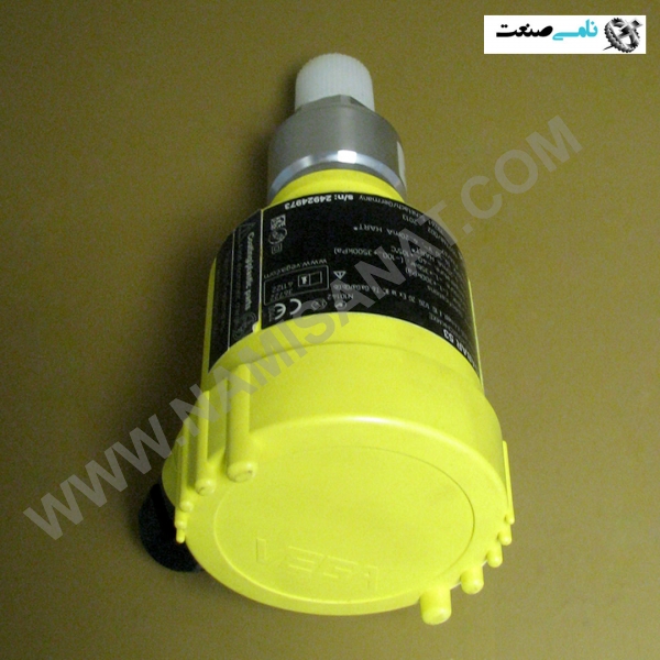 BR53.CXGNXOHKMXE/VEGABAR52, واردات قطعات ,PEPERL FUCHS نامی صنعت,تجهیزات صنعتی,نمایندگی فروش سایر برند ها,نمایندگی فوش ایر برند های ABB,NAMISANAT,IFM,پترو شیمی ,فولاد,شرکت بازرگانی,نامی ,صنعت, سسایر سیستم ها,سیستم ها ,وکانکتور,مانیتور  ind.electronics,الکترونیک صنعتی,Encoders MEASUREMENT ,&INSTRUMENT,اندازه گیری و ابزار دقیق ind.power,برق صنعتی , Induction welding,,جوش القایی, hydraulic-pneumatic,,هیدرولیک    BR53.CXGNXOHKMXE,BR53.CXGNXOHKMX,BR53.CXGNXOHKM,BR53.CXGNXOHK,BR53.CXGNXOH,BR53.CXGNXO,BR53.CXGNX,BR53.CXGN,BR53.CXG,BR53.CX,BR53.C,BR53,BR5, level switch,,VEGA,LEVEL SENSOR,LEVEL,TRANSMITTER,MEASUREMENT & INSTRUMENT,PERESURE TRANSMITTER,VEGA,LEVEL,LEVEL,VEGAVEB61,SWITCH,MASUREMENT,NAMISANAT.CO,https:,https:,,www.namisanat.com,per, وگا,نرنسمیتر,لول ترنسمیتر,لول سنسور,سنسور,اندازه گیری و ابزار دقیق,سنور ترنسمیتر,   ‫لول ترانسمیتر التراسونیک | اندازه‌گیری دقیق سطح مایع - فرتاک ...‬‎ لول ترانسمیتر ابزاری در دسته‌بندی ابزاردقیق برای اندازه‌گیری پیوسته سطح مایعات و جامدات در مخازن و سیستم‌های صنعتی است که با ایجاد خروجی الکتریکی متناسب با سطح، امکان کنترل و نظارت بر فرآیند را فراهم می‌کند [1، 2]. این دستگاه‌ها بر اساس اصول مختلفی مانند فشار هیدرواستاتیک، امواج راداری یا اولتراسونیک، یا اصول مغناطیسی عمل کرده و انواع مختلفی از جمله ترانسمیترهای راداری، هیدرواستاتیک، و مغناطیسی دارند که هر یک برای کاربردهای خاصی مناسب هستند [1، 4، 5، 7]. لول ترانسمیتر چیست؟  تعریف: لول ترانسمیتر (یا ترانسمیتر سطح) یک ابزار دقیق است که سطح مواد جامد و یا مایعات را در داخل یک مخزن اندازه‌گیری می‌کند. نحوه عملکرد: این دستگاه‌ها یک خروجی الکتریکی متناسب با سطح اندازه‌گیری شده تولید می‌کنند که به سیستم‌های کنترل ارسال می‌شود [1، 6]. کاربرد: در صنایع مختلفی مانند نفت، پتروشیمی، داروسازی، غذایی و تصفیه‌خانه‌ها برای نظارت و کنترل دقیق سطح مواد و جلوگیری از سرریز شدن یا خالی شدن مخازن استفاده می‌شود [1، 12، 14]. چند نوع اصلی لول ترانسمیتر ترانسمیترهای راداری: از امواج راداری (مایکروویو) برای اندازه‌گیری سطح استفاده می‌کنند. امواج به سطح ماده برخورد کرده و بازتاب داده می‌شوند و دستگاه با محاسبه زمان رفت و برگشت امواج، سطح را تعیین می‌کند. این روش عدم تماس با مایع را تضمین می‌کند [3، 5].  ترانسمیترهای هیدرواستاتیک: بر اساس فشار ناشی از ستون مایع کار می‌کنند. با اندازه‌گیری فشار در عمق مخزن، سطح مایع محاسبه می‌شود. این نوع در مخازن نگهداری مایعات کاربرد دارد [4، 15].  ترانسمیترهای مغناطیسی: از اصول مغناطیسی و مکانیکی بهره می‌برند. شامل یک شناور حاوی آهنربا و سنسورهایی است که با حرکت شناور در لوله راهنما، سطح را اندازه‌گیری کرده و به سیگنال الکتریکی تبدیل می‌کند.  ترانسمیترهای اولتراسونیک: مشابه راداری، از امواج فراصوت برای اندازه‌گیری سطح استفاده می‌کنند. با ارسال و دریافت امواج و محاسبه زمان برگشت آن‌ها، سطح سیال را بدون تماس مستقیم اندازه‌گیری می‌کنند [8، 10]. نکات مهم در انتخاب لول ترانسمیتر نوع ماده: انتخاب ترانسمیتر باید با توجه به نوع ماده (مایع، جامد، چسبناک) و خواص آن (خورندگی، دما) انجام شود.  محدوده اندازه‌گیری: دامنه اندازه‌گیری مورد نیاز سیستم، عاملی کلیدی در انتخاب ترانسمیتر مناسب است.  حالت اندازه‌گیری: باید مشخص شود که آیا نیاز به اندازه‌گیری مداوم سطح است یا فقط در نقاط مشخص.